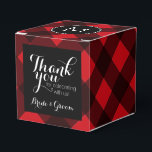 Caja Para Regalos Rojo Rústico Patrón de Cuadros de Búfalo Negro con<br><div class="desc">Un diseño rudo y masculino con un área para monogramas. Un patrón clásico y tradicional que ha existido durante años. Si necesita ajustar el arte o cambiar la fuente,  puede hacer clic en el área de personalización. Esto lo llevará a la herramienta de diseño donde puede realizar muchos cambios.</div>