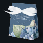 Caja Para Regalos Romántico azul acuarela flores de hortensias sobre<br><div class="desc">Esta caja de regalo de boda romántica presenta un diseño de acuarela floral con hortensias azules sobre un fondo azul marino. Delicados ramos de flores de hortensia están representados alrededor de la parte inferior.</div>