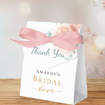 Caja Para Regalos Rosa floral oro rosa Bridal Shower gracias<br><div class="desc">Moda de fondo blanco adornada con rosas color rosa y oro rosa, flores, eucalipto verde. Con el texto: Bridal Shower y Gracias escrito con un moderno guión de estilo con letras a mano en negro, verde y dorado. Personaliza y a la novia para que sea el nombre y una fecha....</div>
