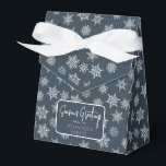 Caja Para Regalos Saludo de feriado azul de la marina de invierno co<br><div class="desc">Caja de favores azul marino con arco de cinta y simple etiqueta de saludo de feriado. La caja está estampada con copos de nieve blancos y grises de diferentes tamaños. Perfecto para llevar a los fiestas, recibir regalos, productos horneados y más. El diseño está disponible en una colección de colores...</div>