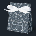 Caja Para Regalos Saludo de feriado azul de la marina de invierno co<br><div class="desc">Caja de favores azul marino con arco de cinta y simple etiqueta de saludo de feriado. La caja está estampada con copos de nieve blancos y grises de diferentes tamaños. Perfecto para llevar a los fiestas, recibir regalos, productos horneados y más. El diseño está disponible en una colección de colores...</div>