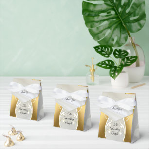 Caja Para Regalos Seda blanca lujosa y fluida y rosas blancas.