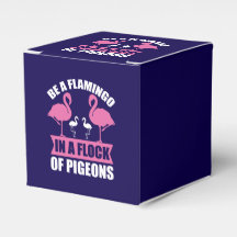 Ser Un Flamenco En Una Bandada De Palomas
