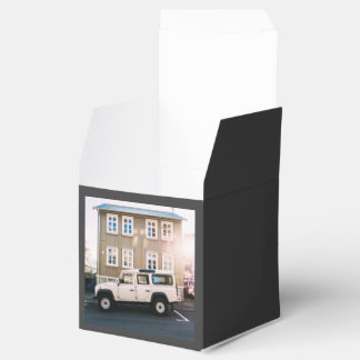 Caja Para Regalos Temática De Casa, Un Camión De Jeep Blanco Está Ap
