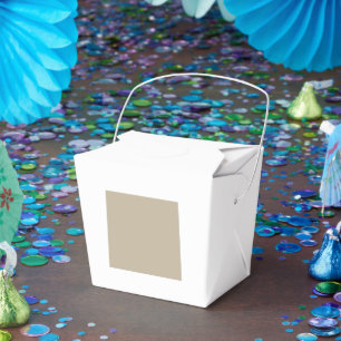 Caja Para Regalos un hombre con traje y corbata parado frente a una