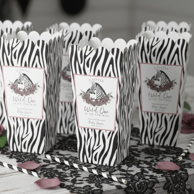 Caja Para Regalos Un pequeño estampado de cebra salvaje de palomitas (Modern Trendy Black and White Zebra Print A Little Wild One Baby Shower Popcorn Favor Boxes for Her)