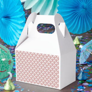 Caja Para Regalos Una alfombra con motivos rojos y marrones está sob