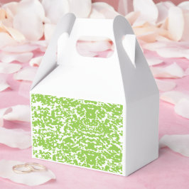 Caja Para Regalos Una mesa de madera marrón sostiene una botella de 