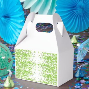 Caja Para Regalos Una mujer que lleva un suéter gris y gafas se sien