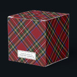 Caja Para Regalos Vacaciones clásicas de Tartán Rojo<br><div class="desc">Esta caja de regalo, decorada con un típico tártaro rojo clásico, es perfecta para añadir un toque de elegancia festiva a cualquier regalo hecho a mano. Una etiqueta de buen gusto en la parte delantera declara orgullosamente "hecho a mano con amor" con tu nombre. Esta caja es ideal para regalos...</div>