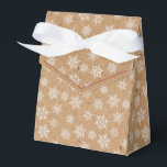 Caja Para Regalos Vacaciones impresas de Kraft para copas de nieve e<br><div class="desc">Caja de inclinación impresa en Kraft con arco de cinta. La caja está estampada con copos de nieve blancos y grises de diferentes tamaños. Perfecto para llevar a los fiestas, recibir regalos, productos horneados y más. Diseño impreso con un patrón falso (simulado) de Kraft. El diseño está disponible en una...</div>