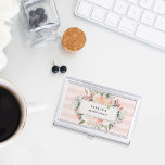 Caja Para Tarjetas De Visita Antiguo Floral Rubor banda rosa<br><div class="desc">El elegante titular de la tarjeta de visita floral incluye su nombre y/o nombre de negocios enmarcado por un borde de flores acuáticas de color rosa rosa oscuro, verde salvia, melocotón y crema, sobre un fondo de tonalidad de rayas rosa pastel. También están disponibles tarjetas de visita y accesorios de...</div>
