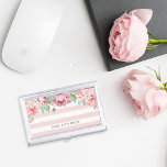 Caja Para Tarjetas De Visita Antiguo Rubor Peony y banda rosa<br><div class="desc">Elegante y femenina funda de tarjetas de visita en franjas rosa pastel de moda,  cuenta con un dosel de flores de peonía color agua de color rosa y rosa que florecen desde arriba. Personalice con su nombre,  monograma o nombre comercial en letras modernas fuera de negro.</div>