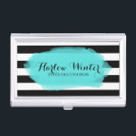 Caja Para Tarjetas De Visita Bandas de Moda Turquesa Blanco Negro<br><div class="desc">Soporte de tarjetas de visita de Moda con rayas blancas y negras bajo una mancha turquesa. Su nombre en un guión encantador y rápido,  y su ocupación o título en un elegante servidor estándar.</div>