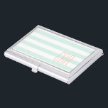 Caja Para Tarjetas De Visita Bandas horizontales monocromáticas de coro verde<br><div class="desc">monogramado/monograma inicial/tres letras, combinaciones de color/tono/sombra de color verde menta/coral, rayas horizontales/rayas/rayas/geométricas/sin costura, personalizado/personalizado/personalizado/personalizable/plantilla de texto personalizable, sencillo/trendy/girly/feminine/elegante/limpio/moderno/elegante, empresaria. Diseño de iniciales monogramadas, de rojo_dress, que incluye un patrón de rayas horizontales verdes y blancas de menta y tres iniciales monográficas de letras, en color coral. Personaliza fácilmente con tus propias...</div>