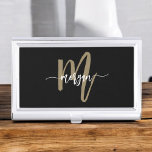 Caja Para Tarjetas De Visita Black Gold Modern Script Girly Monograma Nombre<br><div class="desc">Aumente su estilo profesional con el estuche de la tarjeta de visita Black and Gold Modern Script Girly Monogram Name. Con un elegante exterior negro y un audaz monograma dorado con un moderno tipo de letra de escritura, este funda le da un toque de lujo a sus necesidades básicas de...</div>