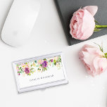 Caja Para Tarjetas De Visita Bloom vibrante | Floral acuarela personalizada<br><div class="desc">El soporte de la tarjeta de visita floral de moda cuenta con un ramo en cascada de peonía pintada con acuarela y flores subió en tonos violeta violeta,  rosa y verde,  en la parte superior. Su nombre y/o nombre comercial se muestran debajo de las elegantes letras azules oscuras.</div>