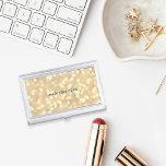 Caja Para Tarjetas De Visita Bokeh de oro de champán personalizada<br><div class="desc">El elegante funda de tarjetas de visita cuenta con un fondo de luces de bokeh en tonos champán y oro,  con su nombre,  monograma o nombre de empresa en el centro.</div>