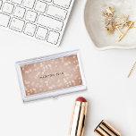 Caja Para Tarjetas De Visita Bokeh Rosa de cobre personalizado<br><div class="desc">El elegante funda de tarjetas de visita presenta un fondo de luces de bokeh en tonos cobre y oro rosa,  con su nombre,  monograma o nombre de empresa en el centro.</div>