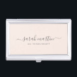 Caja Para Tarjetas De Visita Caligrafía de guión manuscrito elegante y rosa de<br><div class="desc">Elegante funda de tarjetas de visita que presenta su firma con cambios en una caligrafía de escritura manuscrita gris junto con su título sobre un fondo rosa de color. Este diseño sencillo y femenino es ideal para un maquillador, peluquero, técnico de azotes, salón de belleza/uñas o para cualquier negocio de...</div>