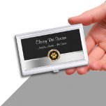 Caja Para Tarjetas De Visita Caso de tarjeta de visita sobre el tema del Mascot<br><div class="desc">fundas de tarjetas de visita de temas mascotas en un diseño elegante con elementos de diseño de color plata y oro, incluyendo un símbolo de impresión de pata y espacio de texto que puede personalizar para adaptarse a su negocio temático mascota. Piense en esto como una plantilla de funda de...</div>