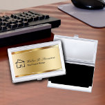 Caja Para Tarjetas De Visita Casos de tarjetas de visita inmobiliario clásicas<br><div class="desc">Funda de tarjetas de visita inmobiliaria en un elegante fondo metálico oro simulado y símbolo de casa impreso en funda, junto con el nombre y el título que puede personalizar. Diseñado para guardar sus tarjetas de visita y protegerlas con estilo para un Realtor, un Broker, un agente o una agencia....</div>