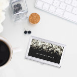 Caja Para Tarjetas De Visita Chispa de champagne | Personalizado<br><div class="desc">El elegante titular de la tarjeta de visita incluye su nombre y/o nombre de negocios con letras blancas modernas sobre un fondo negro rico bajo un borde superior de luminosas lámparas de bokeh en tonos blancos y champán.</div>