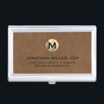 Caja Para Tarjetas De Visita Cuero marrón con el logotipo inicial Gold de lujo<br><div class="desc">Diseño lujoso y sencillo,  con medallón inicial de oro metálico cepillado con nombre personalizado,  título,  nombre de empresa o texto personalizado debajo en tipografía clásica de bloques sobre fondo de cuero marrón texturizado. Personalice el producto para su personalizado.</div>