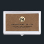 Caja Para Tarjetas De Visita Cuero marrón con el logotipo inicial Gold de lujo<br><div class="desc">Diseño lujoso y sencillo,  con medallón inicial de oro metálico cepillado con nombre personalizado,  título,  nombre de empresa o texto personalizado debajo en tipografía clásica de bloques sobre fondo de cuero marrón texturizado. Personalice el producto para su personalizado.</div>