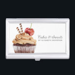 Caja Para Tarjetas De Visita Cupcake Pastry Chef Bakery Tarjeta de negocios<br><div class="desc">Un lindo quequito de chocolate con una cereza encima decora esta panadería funda de tarjetas de visita. Personalízalo con su nombre e información de negocios. Diseñado para ti por Blackberry Boulevard.</div>