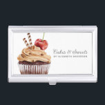 Caja Para Tarjetas De Visita Cupcake Pastry Chef Bakery Tarjeta de negocios<br><div class="desc">Un lindo quequito de chocolate con una cereza encima decora esta panadería funda de tarjetas de visita. Personalízalo con su nombre e información de negocios. Diseñado para ti por Blackberry Boulevard.</div>