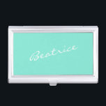 Caja Para Tarjetas De Visita Diseño Mint Green Personalized Script Name Minimal<br><div class="desc">Este elegante funda de tarjetas de visita presenta un fondo verde fresco a la menta con un nombre personalizado en elegantes letras blancas. Ideal para los profesionales que desean añadir un toque elegante y personal a sus necesidades diarias. Este funda es perfecto para llevar y presentar sus tarjetas de visita...</div>