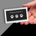 Caja Para Tarjetas De Visita Diseño moderno de mascota Service<br><div class="desc">Moderno servicio mascota diseño funda de tarjetas de visita en una plantilla sencilla y moderna que puede personalizar en línea. Diseñado con gráficos de huellas de pata y espacio para el nombre de su empresa.</div>
