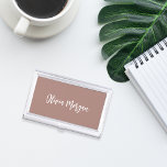 Caja Para Tarjetas De Visita El guión cursivo de la terracota de tono terrestre<br><div class="desc">El elegante funda de tarjetas de visita presenta su nombre,  título o elección de personalización en letras cursivas guionadas a mano blanca en un rico fondo de terracota de tono neutro.</div>