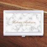 Caja Para Tarjetas De Visita El mármol blanco se ve como fuente elegante del gu<br><div class="desc">Elegante titular de tarjeta de visita con su nombre en un elegante tipo de letra de caligrafía con el título debajo sobre un fondo de mármol impreso</div>