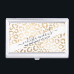 Caja Para Tarjetas De Visita Elegante animal de leopardo blanco de oro<br><div class="desc">Este elegante animal de moda es perfecto para la moderna moda y elegante. Tiene un patrón de leopardo de Relieve metalizado de oro falso dibujado a mano encima de un simple fondo blanco. Que se puede cambiar haciendo clic en las opciones del personalizar. Es un diseño lujoso y elegante de...</div>