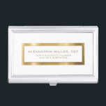 Caja Para Tarjetas De Visita Elegante blanco y oro<br><div class="desc">Mantén tus tarjetas de visita organizadas y con estilo con este elegante funda de tarjetas de visita de planificación de finca blanca y dorada. El funda presenta un diseño dorado cepillado con su nombre y título personalizados impresos en un fondo blanco y nítido. El diseño delgado y elegante permite un...</div>