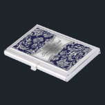 Caja Para Tarjetas De Visita Elegante Damasco Vintage de Plata Azul y Metálico<br><div class="desc">Elegante patrón de damasquinados florales de color azul marino y brillante metálico de plata vintage de color dorado totalmente personalizable plantilla de tarjeta de visita. Disponible en otros productos. Si necesita ayuda para personalizar, cambiar de color o cualquier otra cosa a cualquiera de mis diseños, póngase en contacto con el...</div>