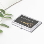 Caja Para Tarjetas De Visita Elegante Dark Faux Gold Scissor Hair Stylist<br><div class="desc">Elegante titular de tarjeta de visita de personalizable con fondo oscuro,  tijera falsa. Personalizar con su nombre.</div>