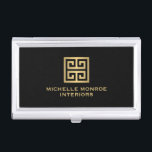 Caja Para Tarjetas De Visita Elegante diseñador de interiores de clave griega d<br><div class="desc">Coordina con la plantilla de tarjeta de visita negra del elegante diseñador de claves interiores griegas Gold para 1201AM. En este titular de tarjeta de visita personalizado se combina un emblema de clave faux metallic gold greek con su nombre o nombre comercial para un logotipo de moda. © 1201AM CREATIVE...</div>