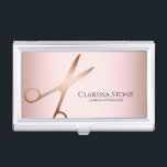 Caja Para Tarjetas De Visita Elegante estilista moderno de tijeras rosa doradas<br><div class="desc">Diseño moderno y elegante para los peinados con tijeras de oro falsas rosas y elegante fuente caligráfica.</div>