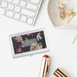 Caja Para Tarjetas De Visita Elegante Floral oscura sobre negro | Personalizado<br><div class="desc">Personalice este titular de tarjeta de visita de moda con su nombre o nombre de negocio para una forma elegante de guardar sus tarjetas. El diseño presenta un fondo de rosas de marfil y profundas flores borgoñas sobre un fondo negro oscuro y dramático. Añada el texto personalizado con letras blancas...</div>