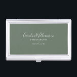 Caja Para Tarjetas De Visita Elegante guión Minimalista verde sabio personaliza<br><div class="desc">Mantén tus cartas organizadas con estilo con este elegante funda de tarjetas de visita con un fondo verde suave y tipografía de escritura minimalista. Diseñado para fotógrafos, creativos o propietarios de pequeñas empresas, este elegante funda añade un toque refinado a las reuniones de los clientes y a los eventos de...</div>