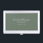 Caja Para Tarjetas De Visita Elegante guión Minimalista verde sabio personaliza<br><div class="desc">Mantén tus cartas organizadas con estilo con este elegante funda de tarjetas de visita con un fondo verde suave y tipografía de escritura minimalista. Diseñado para fotógrafos, creativos o propietarios de pequeñas empresas, este elegante funda añade un toque refinado a las reuniones de los clientes y a los eventos de...</div>