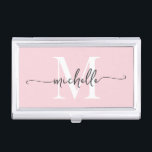 Caja Para Tarjetas De Visita Elegante guión moderno de nombres de monograma ros<br><div class="desc">Moderno Girly Elegante Rubor Monograma Rosa Nombre Inicial Firma Script Personalizado Titular de la tarjeta de visita personalizada. Este diseño presenta un nombre de pila en una tipografía (o caligrafía) con tipografía de tipo de letra crudo con letras de bonito, con monograma inicial en blanco y negro sobre rosa rubor....</div>