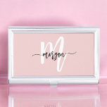 Caja Para Tarjetas De Visita Elegante guión moderno rosado nombre del monograma<br><div class="desc">Eleva tu imagen profesional con el elegante estuche de tarjetas de visita de Monograma con guión moderno rosa. Este funda de moda presenta un diseño rosa y suave con un monograma de escritura contemporáneo, que ofrece un toque personalizado a sus necesidades básicas de negocios. Diseñado a partir de materiales de...</div>
