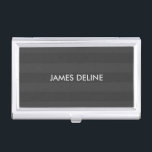 Caja Para Tarjetas De Visita Elegante Manly Dark Gray Stripes<br><div class="desc">Elegante portatarjetas de visita con fondo de rayas grises oscuras. Puede agregar su monograma o nombre.</div>