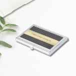 Caja Para Tarjetas De Visita Elegante Manly Textura Black Metalizado Stripe<br><div class="desc">Elegante titular de tarjeta de visita con fondo negro de textura y franja metalizado. Fácil de personalizar con su nombre.</div>