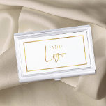 Caja Para Tarjetas De Visita Elegante Moda con logotipo blanco y dorado simple<br><div class="desc">Muestra tus tarjetas de visita con estilo con este elegante diseño de funda de tarjetas de visita en blanco y oro falso. Con espacio para su logotipo sobre fondo blanco con un borde de color dorado. Perfecto para guardar y cargar sus tarjetas de visita cuando esté de viaje.</div>