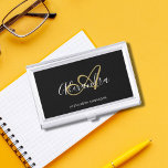 Caja Para Tarjetas De Visita Elegante Monograma Black Gold Script Name<br><div class="desc">Personaliza tu elegante y elegante estuche de tarjetas de visita Monograma Black Gold. Si necesita ayuda,  por favor háganoslo saber en belytaliarecipes@gmail.com,  y le ayudaremos con mucho gusto.© Belytalia 2022</div>